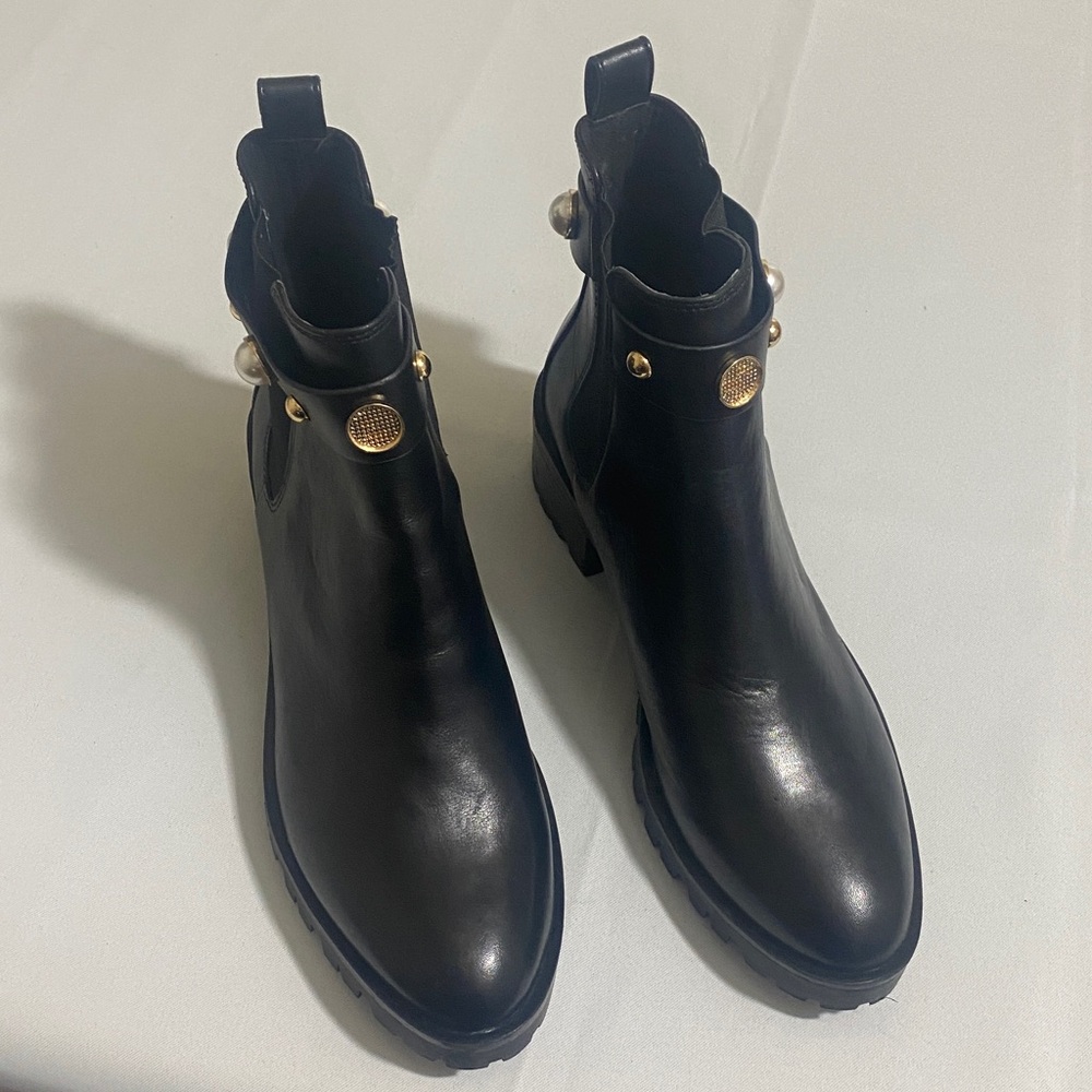 NWOB KARL LAGERFELD Paris Pola Studded Leather Lug Sole Chelsea Ankle Boots 10